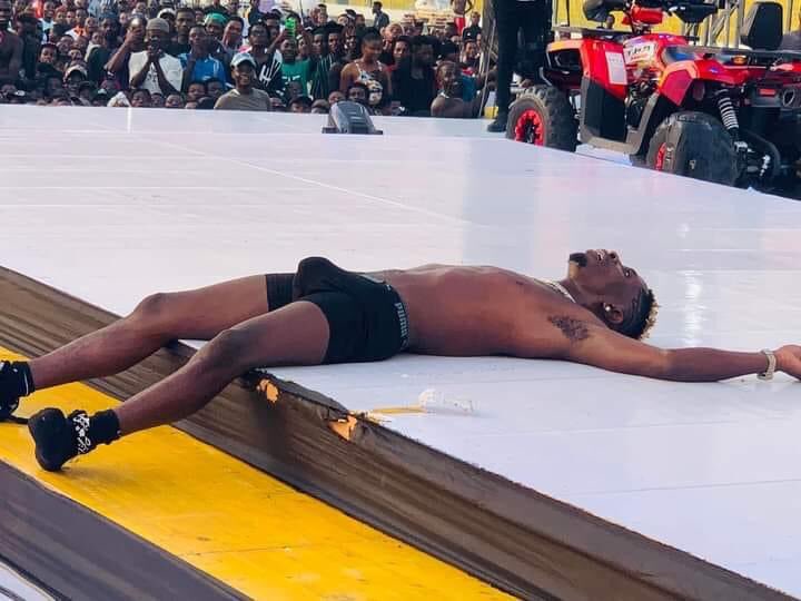 NEBASARK's tweet photo. Eno be shatta wale that .. this man 😂😂😂😂😂😂😂 https://t.co/3g63OPjjJa