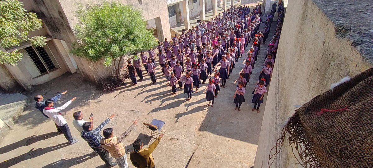 bharatcollab's tweet photo. Over 2400 students along with PRIs,Youth, &amp;community members of #AspirationalDistrict Dahod GJ participated in celebrating #ConstitutionDay. 
Aspirational Districts Collaborative team @piramalfdn in #collaboration with district administration organized @collectordahod @Nitiaayog https://t.co/Du7tdXFz9y
