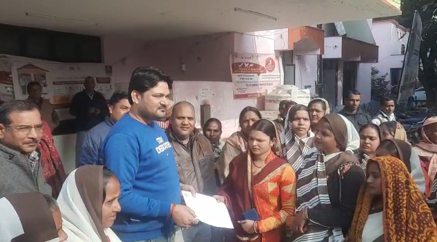 bstvlive's tweet photo. बाराबंकी

➡आशा बहुओं ने ड्यूटी छोड़कर दिया धरना 

➡2 माह से वेतन न मिलने पर नाराज आशा बहुएं

➡आशा बहुओं ने सीएचसी सूरतगंज में दिया धरना

➡सीएचसी अधीक्षक ने ��ेतन दिलवाने का दिया आश्वासन 

➡आशा बहुओं ने सीएचसी अधीक्षक को सौंपा ज्ञापन 

#Barabanki https://t.co/vu5fptIjhp