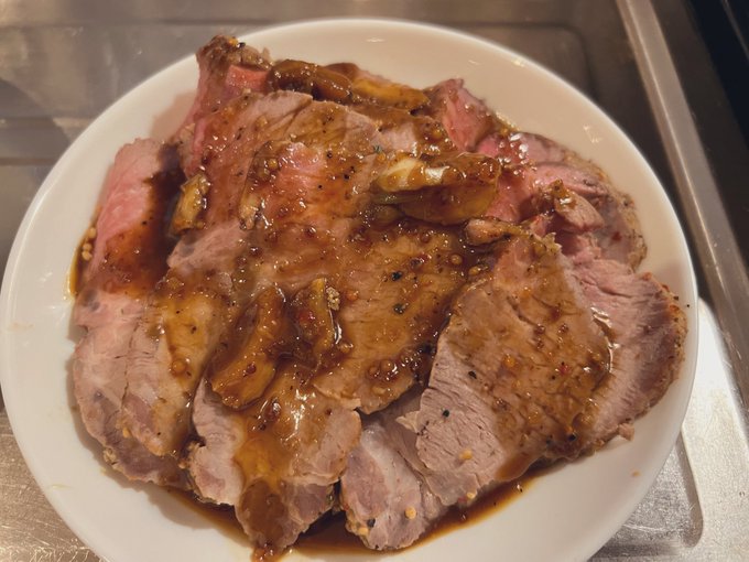 妻氏が作ってくれたローストポークとケーキが美味い……🥩🍰😭✨✨✨✨✨✨ 