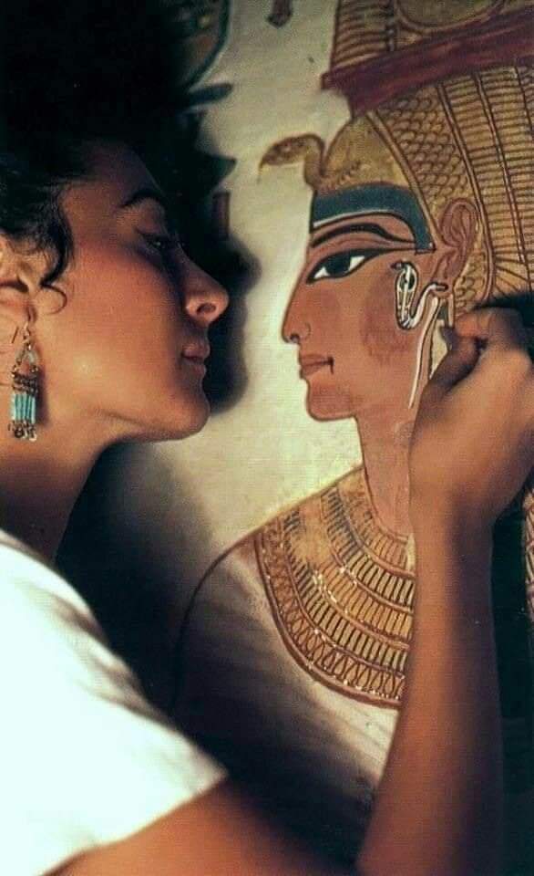 archeohistories's tweet image. Restoration work inside QV66 in the Valley of the Queens in Luxor, Egypt. Tomb belongs to Queen Nefertari, Great Royal Wife of Ramses II.

Conservator in photos is Italian Lorenza D’Alessandro who, together with her colleagues, restored this tomb to its former glory (1986-1992)