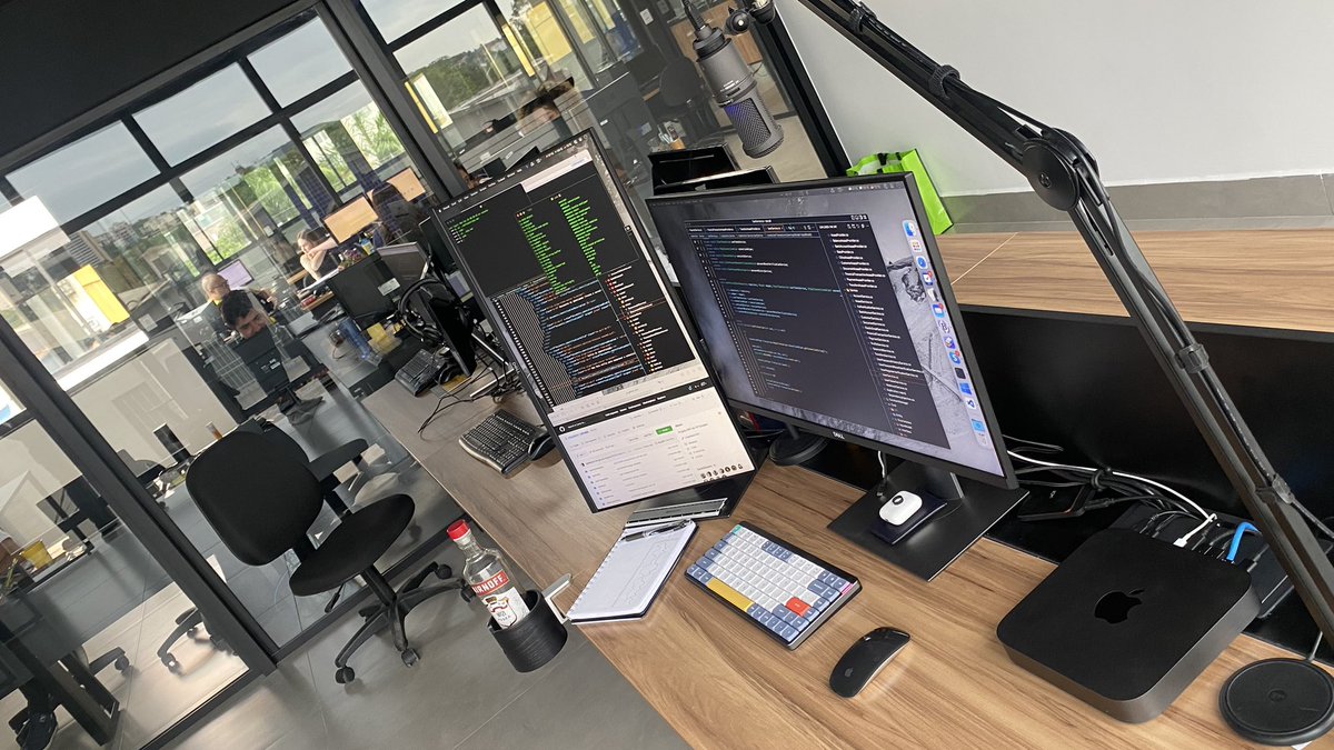 VDividendos's tweet photo. Setup 2023 🚀 vamos falar disso no blog em janeiro
#setup #keyboard #setupinspiration #desksetup #viverdedividendos #setuptrading #setuptrader #setupdeveloper https://t.co/FcHywLUmJQ