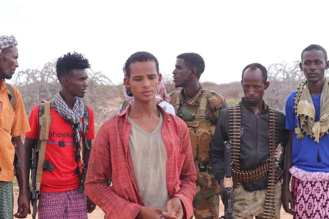 AAqorshe's tweet photo. Ibrahim Moalim Mideye known Nuux, Ex #Al_Shabaab Fighter has on monday morning, surrendered to SNA and local Army in #Qalaanqal Area of #Bahdo District of #Galmudug.
#Mogadishu
#Somalia https://t.co/g7SmbJXvhX