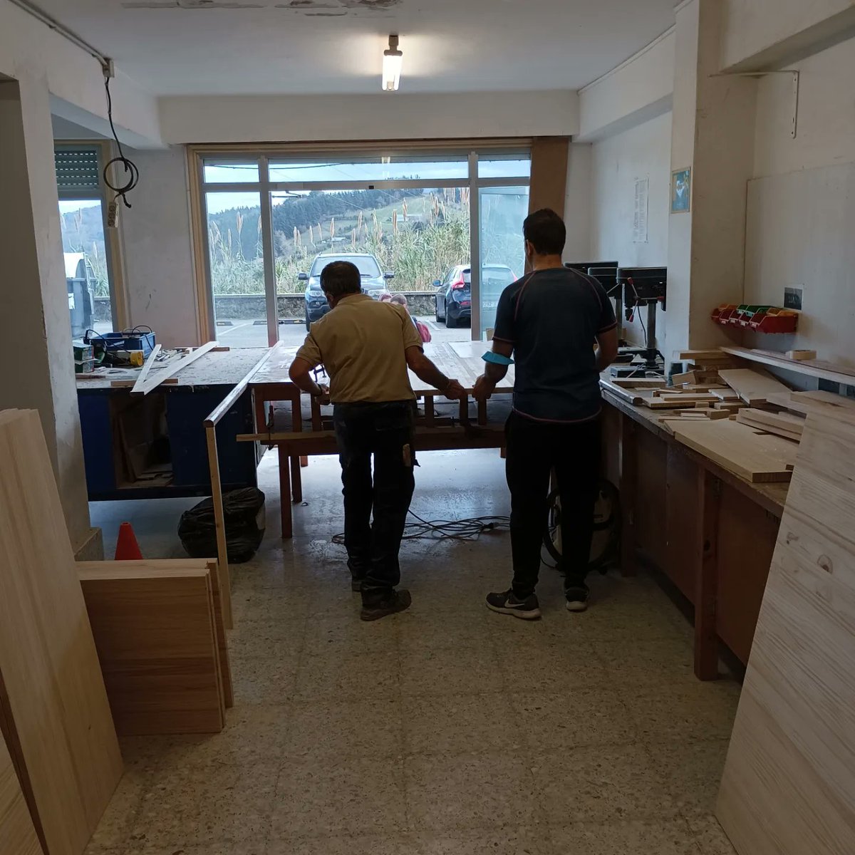 Bigarren urtez, AUZOLANA MARTXAN! Margotzen, lijatzen, egurra ebakitzen, barnizatzen eta baten bat pintxoak sukaldatzen. Eskerrik asko etorritako guraso, ikasle eta langileoi!
-
#lasallezarautz #ikasleaerdigunean #HobeElkarrekin #lasalle #lasallezarautzeskolaberria #zarautz