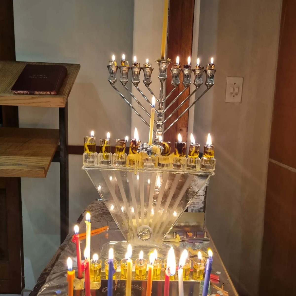 Rabbishish's tweet photo. Two little candles caught my eye last night. 🔥🔥

I believe they tell Shaina's story. 💞

To quote the Previous Rebbe of Chabad: "Listen to the Chanukah lights, hear their message." 

Their message for us was profound and emotive. 

#Chanukah #thread https://t.co/E02fZw83t0