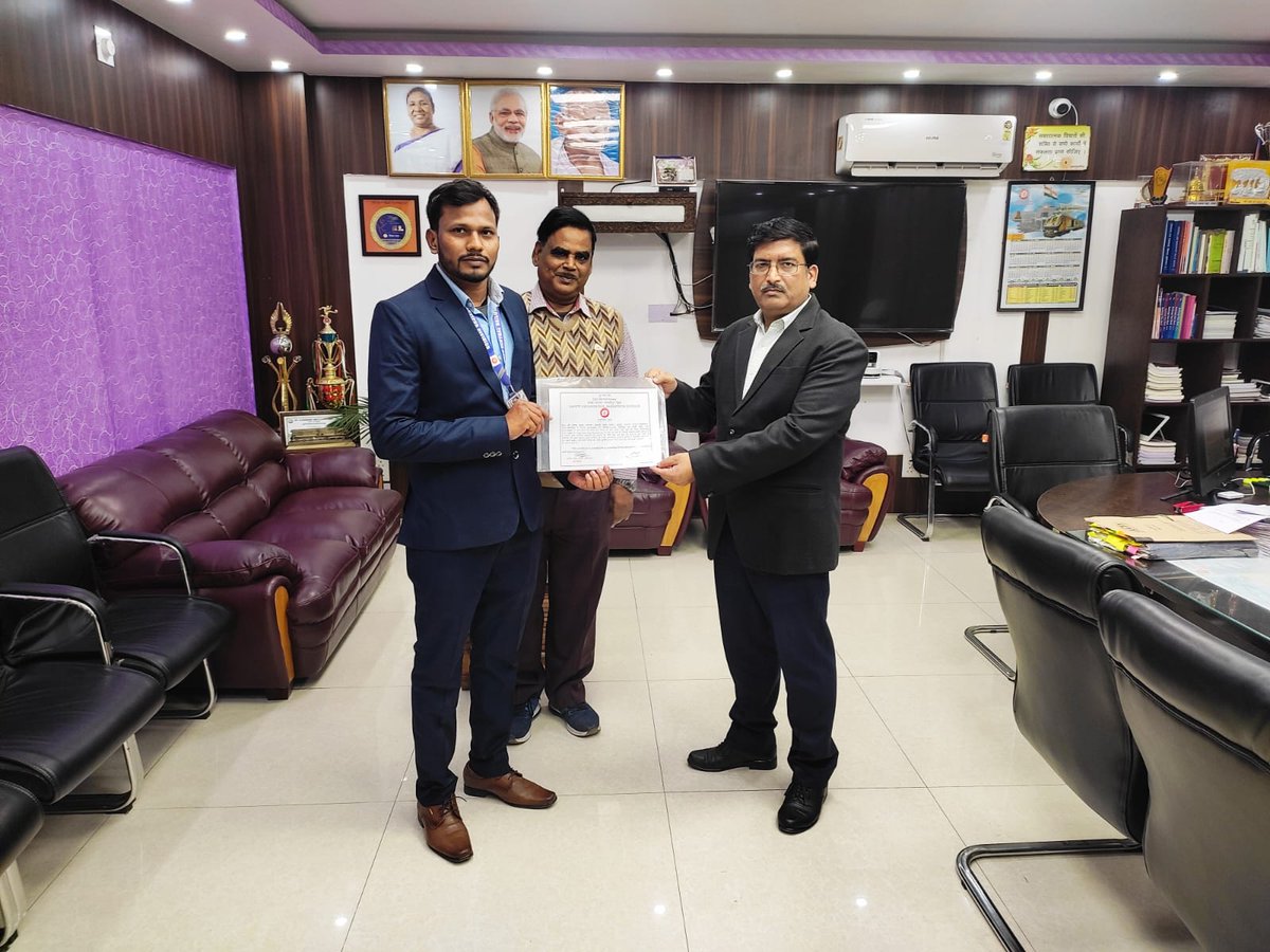 संरक्षा जागरूकतामें सराहनीय कार्य करने हेतु श्री अशोक कुमार सिंह, लोको पायलट (गुड्स), समस्तीपुर, श्री कौशल कुमार,सहायक लोको पायलट (गुड्स), एवं श्री गुंजन कुमार ट्रेन मेनेजर (गुड्स),समस्तीपुर को मं. रे. प्र. श्री अलोक अग्रवाल ने प्रशस्तिपत्र एवं नगद पुरस्कार से सम्मानित किया l