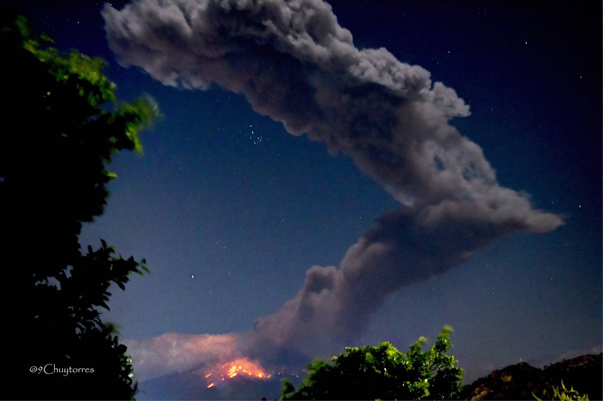 ContenidoPornoG's tweet photo. ⚠️ AVISO ⚠️
🌋 Fuerte explosión del #Volcán #Popocatépetl a las 02:16 hrs.
Vista desde #Amecameca, #EdoMex.
🔴 Reportes de que en #Puebla se escuchó muy fuerte.
🚦 El Semáforo de Alerta Volcánica se encuentra en Amarillo Fase 2.
#SSIMEX
#Popocatepetl https://t.co/sCW8wHhdQg