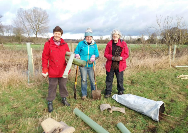 EnvAgencyAnglia's tweet photo. We worked with the @DedhamValeSVP to improve river and riparian habitat within the river Stour catchment.
We achieved the following:
•removed over 10,000 invasive Giant hogweed plants
• fenced rivers to reduce sediment entering
(1/2) #RBMP #River #Suffolk https://t.co/26YYGwPXqz