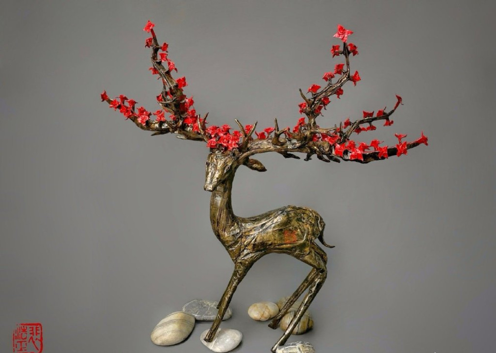 live_seasons's tweet photo. Can you imagine this deer with over 54 antlers and 100 flowers is made by a single piece of paper without cutting or pasting?! The #foldingpaper work “Deer Full of Flowers” took 26-year-old Chinese artist Pei Haozheng and his team five years to create and won a #Guinness record. https://t.co/jD7iVudKLg