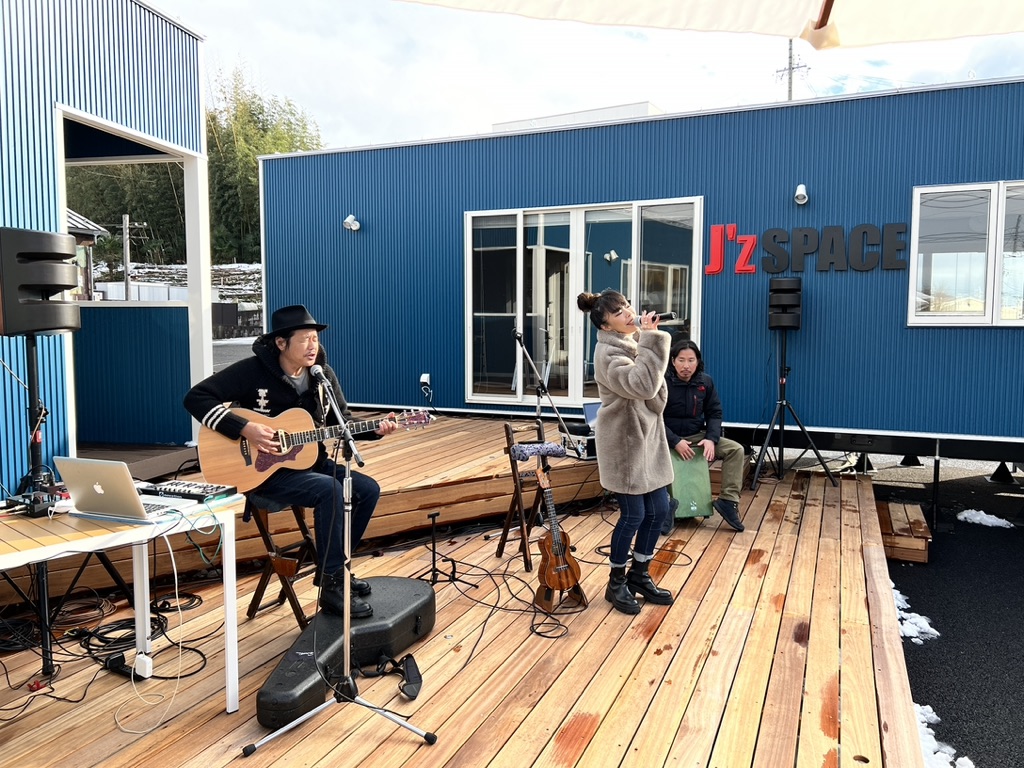 jzstudio's tweet photo. 12/24のオープニングイベントは積雪で中止でしたがライブ配信をやることが決定！
J’z SpaceはJ’z Studioが改造したトレーラーハウス2台で展開するレンタルスペース。

→ J’z インスタ・ライブ
https://t.co/wUyndP6ynR

#jzstudio #jzspace #jzshop #godinguitars #kumuukulele #jesinternational https://t.co/gsbpZurP0N