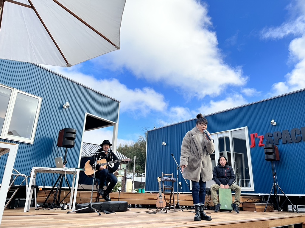 jzstudio's tweet photo. 12/24のオープニングイベントは積雪で中止でしたがライブ配信をやることが決定！
J’z SpaceはJ’z Studioが改造したトレーラーハウス2台で展開するレンタルスペース。

→ J’z インスタ・ライブ
https://t.co/wUyndP6ynR

#jzstudio #jzspace #jzshop #godinguitars #kumuukulele #jesinternational https://t.co/gsbpZurP0N