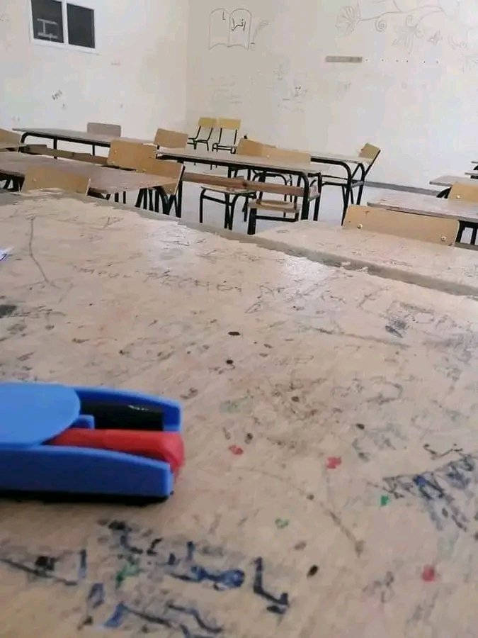 شعب يعشق التناقض 👇
لما توفرله الدولة دروس دعم مجانية تجد الاقسام فارغة لما تفتحله دروس بمقابل الاقسام مكتظة 🤷‍♂️
