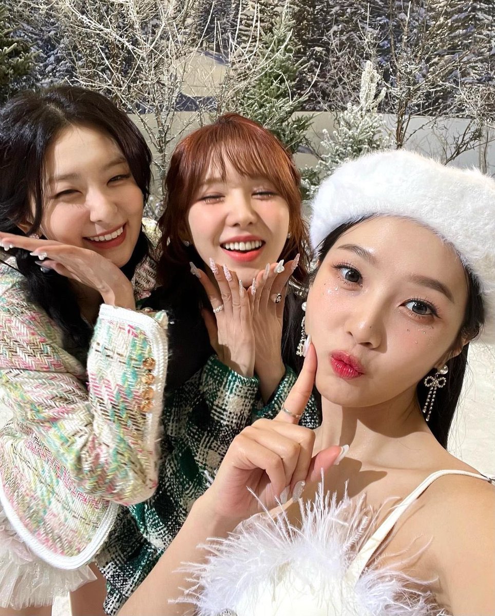 BestWengi_TH's tweet photo. Team rocket 💚💙💛
#레드벨벳 #RedVelvet
#웬디 #WENDY
#슬기 #SEULGI
#조이 #Joy
#SEULWEN #WENSEUL #WENGI https://t.co/HuXAUA0usi