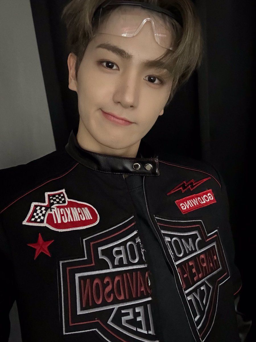 deobinyeon's tweet photo. i’m so sad he really look like 콩째 with his smirk https://t.co/c1mny4pflk
