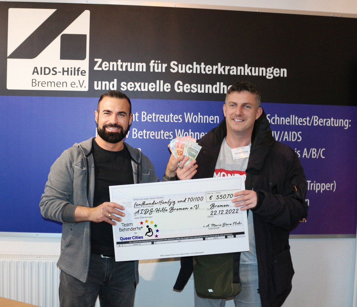 queer_cities's tweet photo. Wahnsinn 550,70 Euro🥳unser #TeamBehinderte für die @AIDSHilfeBremen gesammelt❤️

Ziel ist es #queer #Menschen mit #Behinderung #Arbeitsplätze unterm #Regenbogen zu schaffen. 

Das ist gelebte #Inklusion.

@lsvd @LSVDNdsHB @CSDdeutschland @csdbremen @VdK_Deutschland @Aidshilfe_de https://t.co/ppEh16FeCU