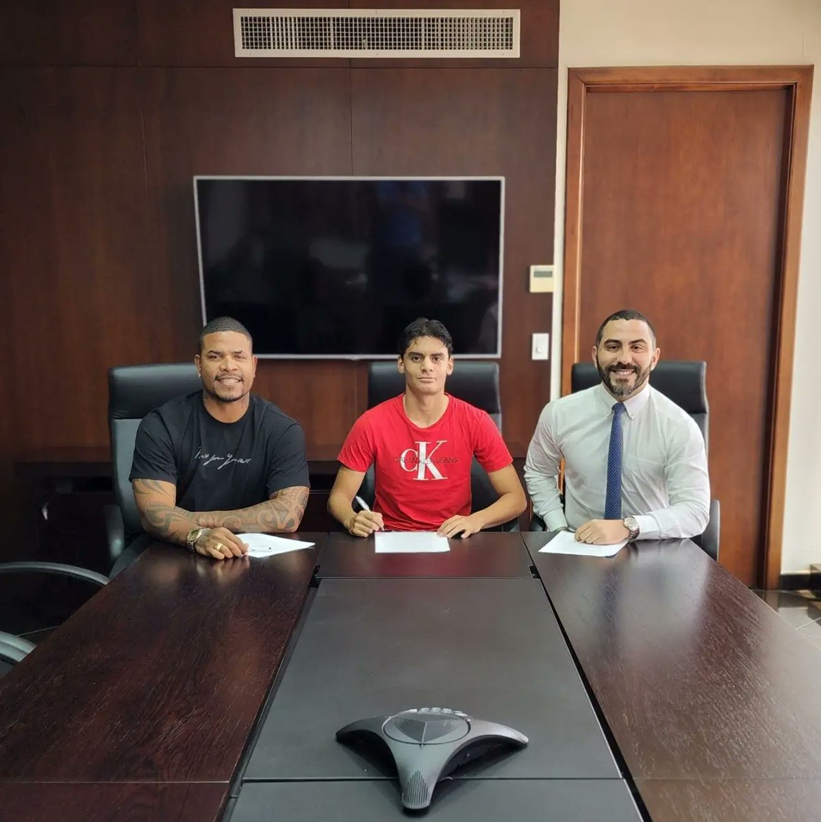lcigarruistav's tweet photo. ¡Bienvenido a la familia LAFER! 

Luis Mendoza, jugador panameño que actualmente militar en las filas del Tecos Futbol Club en México. 

Esperamos cumplir muchas metas y triunfos juntos en tu camino profesional.
@lafersm https://t.co/yGbrIvJS4P