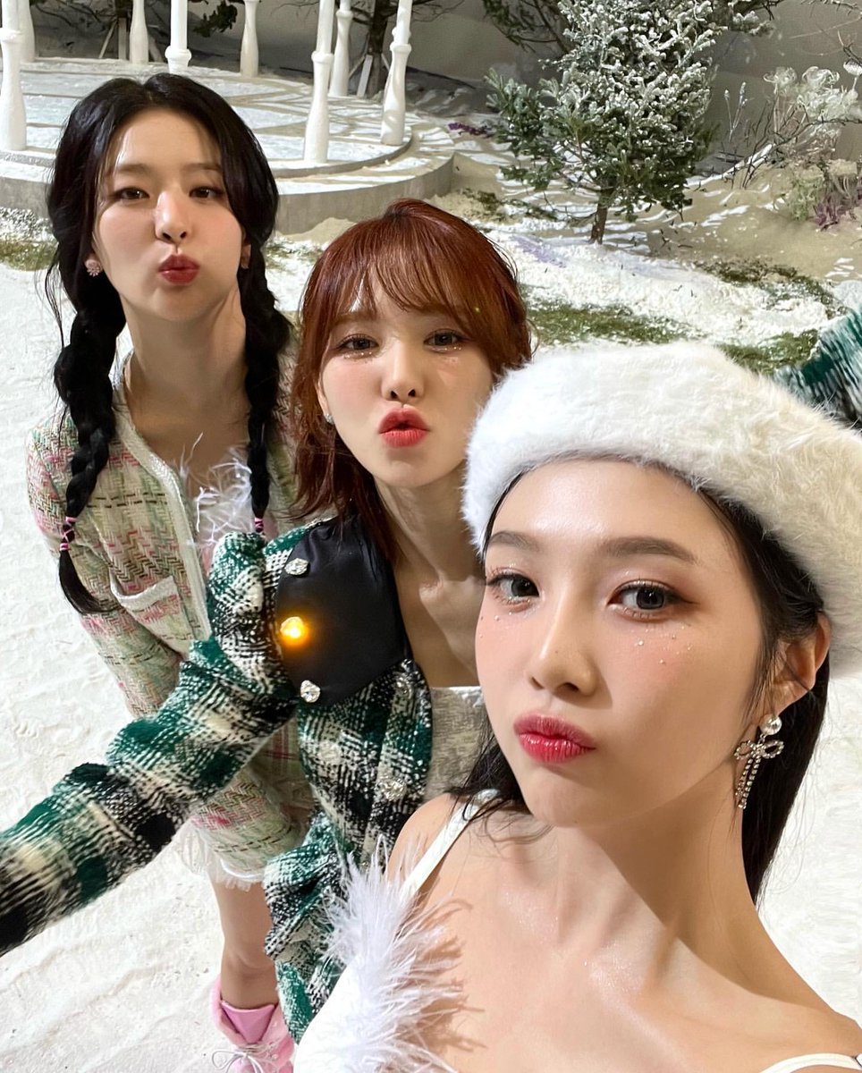 DC_SEULGI's tweet photo. 221226 둥스타그램 로켓단💛💙💚

🔗https://t.co/zxMS8I330z

#슬기 #SEULGI @RVsmtown 
#SMCU_PALACE https://t.co/Rukp611H5r