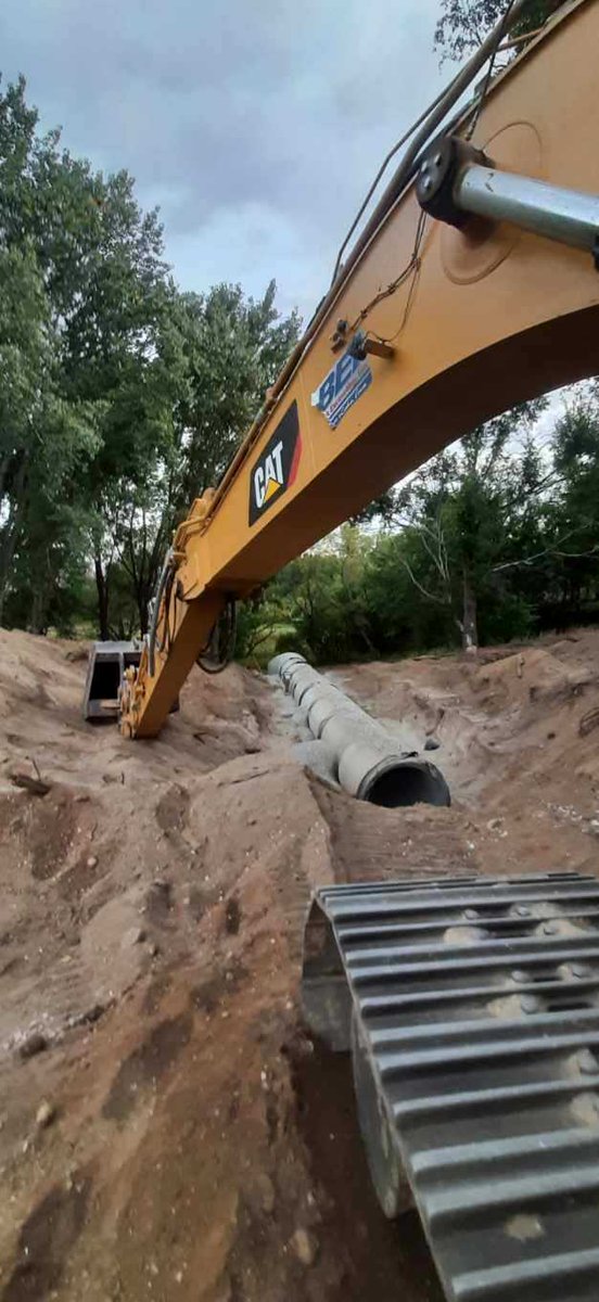 beckexcavating's tweet photo. Grateful for our hardworking crews and thankful for our customers. The Milford South Drainage project required a lot of new pipe to be placed. #construction #pipe #underground #constructionseason #milfordsouthdrainage #grateful #thankful https://t.co/YCK7XmwBqw