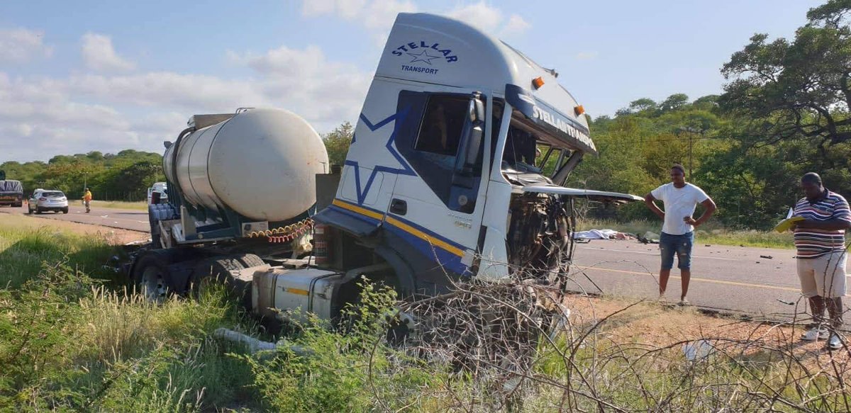 Abramjee's tweet photo. Crash between a tanker and a bakkie on N1: about 20km before Baobab Toll Plaza from Musina, Limpopo. https://t.co/giEP0MfaXg