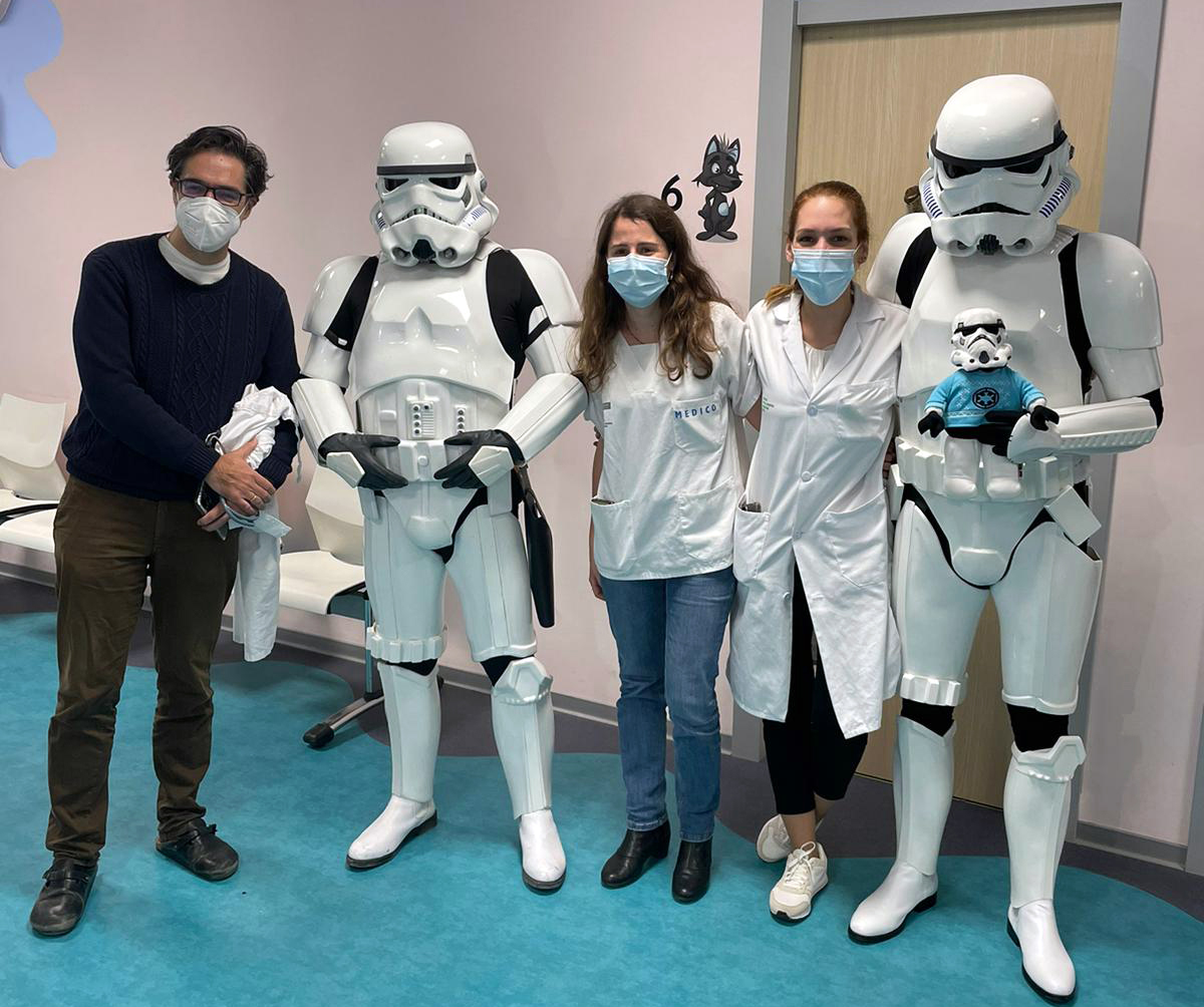 HGUVALENCIA's tweet photo. 🌌 Los profesionales del servicio de Pediatría del @HGUVALENCIA también disfrutaron como niños con la llegada de la @legion501 
💜 Fantasía y emoción de otra galaxia🛸 https://t.co/MdAOTtxjzR