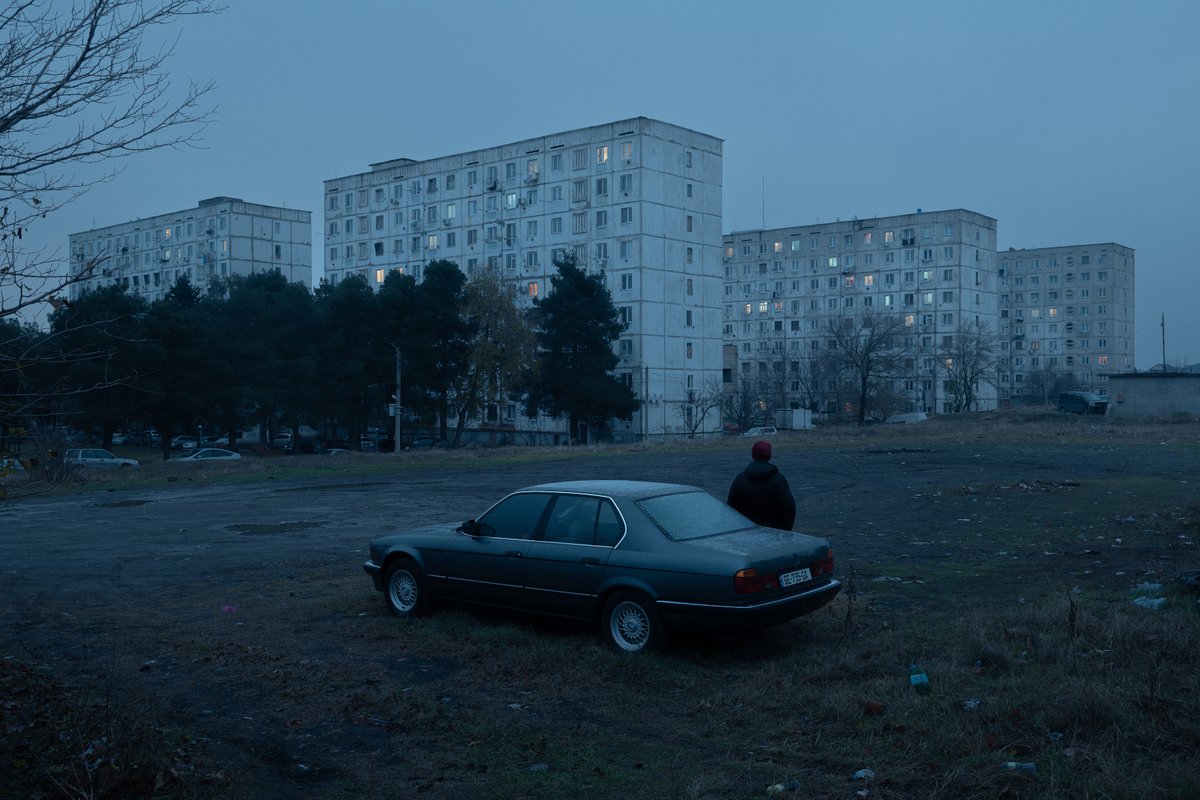 yaroslav_lu's tweet photo. I'm sending my cheers and hugs to @simonstalenhag  because today I want to share my new photo series called "The Stalin Hug" about Rustavi. The project title is a wordplay and a Stålenhag surname reference.

Full project is here https://t.co/xBP6bVIjSm

#thestalinhug https://t.co/nXVz212Xaw