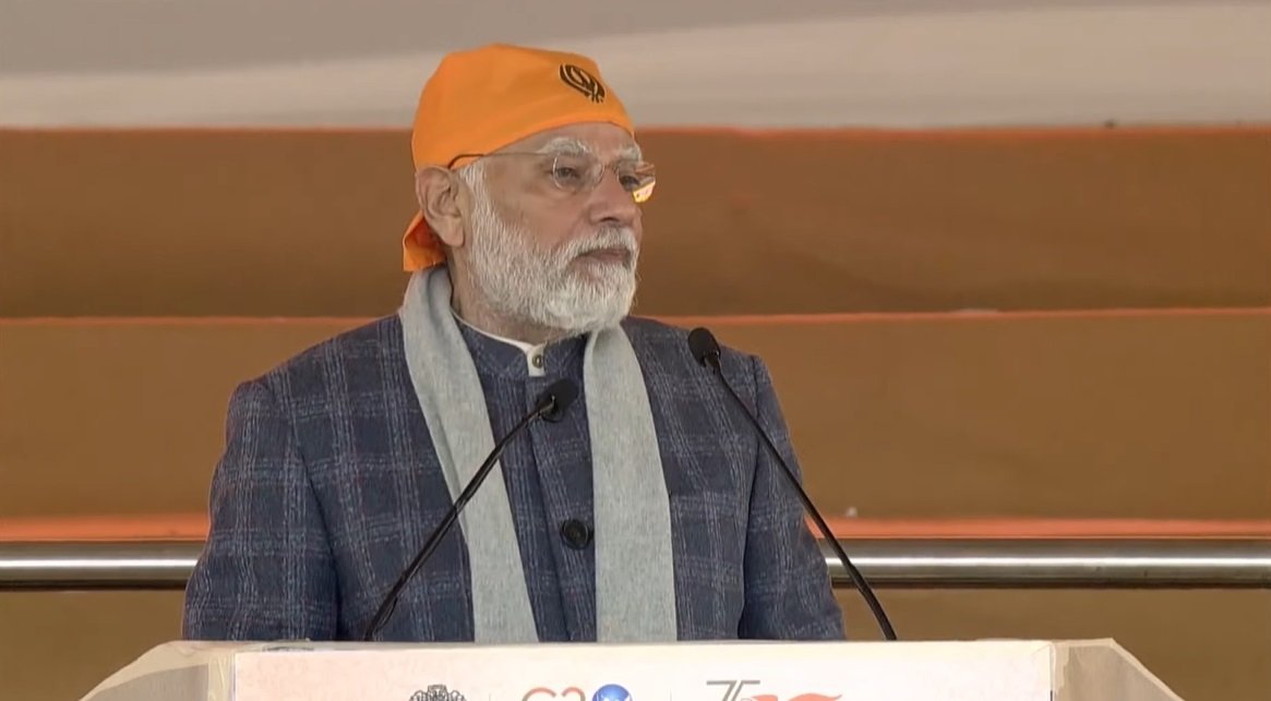 उस दौर की कल्पना करिए! औरंगजेब के आतंक के खिलाफ, भारत को बदलने के उसके मंसूबों के खिलाफ, गुरु गोविंद सिंह जी पहाड़ की तरह खड़े थे।

लेकिन, जोरावर सिंह साहब और फतेह सिंह साहब जैसे कम उम्र के बालकों से औरंगजेब और उसकी सल्तनत की क्या दुश्मनी हो सकती थी?

- पीएम श्री <a href="/narendramodi/">Narendra Modi</a> जी
