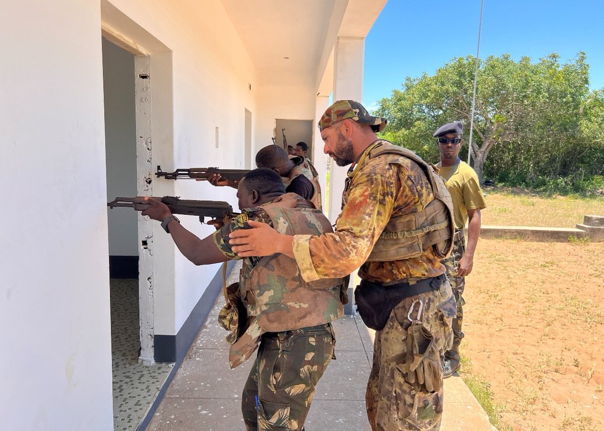 EUMAMMozambique's tweet photo. How to take advantange of an obstacle &amp; use it as a cover position? 🤔

This was the motto of another training session conducted by #EUTMMOZ. After a 16 week training cycle, these trainees of the @MDNMZ2022 will become part of a Quick Reaction Force.

#Mozambique #EstamosJuntos https://t.co/nBOpX0I3XF