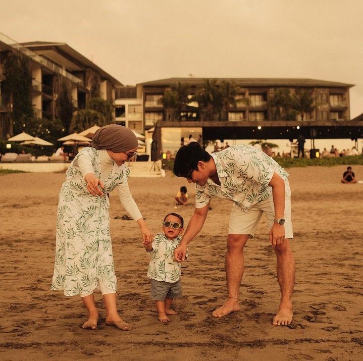 Sofyasary's tweet photo. Bunda said: Ehh abang, liat itu ada anty cantik kesayangan abang Leslar Al Fatih🥰
Anty said: Ahh bunda bisa ajaa dehh🤭 cantikan bunda😘
#HappyFatihDay https://t.co/sadE5AIrnG