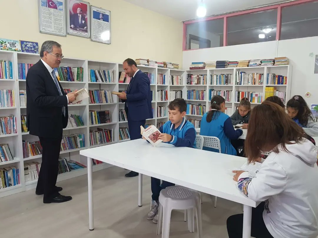 Kütüphanesiz okul bulunmayan ilçemiz kütüphanelerindeki kitap sayımız Müdürlüğümüzün öncülüğünü yaptığı 'Kitap Kampanyası' sayesinde 20007 adetten üç kat arttırılarak 56.000'e ulaşmıştır.

<a href="/tcmeb/">Millî Eğitim Bakanlığı</a> <a href="/edirne_valiligi/">Edirne Valiliği</a> 
<a href="/Edirne_MEM/">Edirne İl Millî Eğitim Müdürlüğü</a> <a href="/uzunkoprumem1/">uzunkoprumem</a> 
<a href="/Dr_Onderarpaci/">Dr. Önder ARPACI</a> @akmaneralp