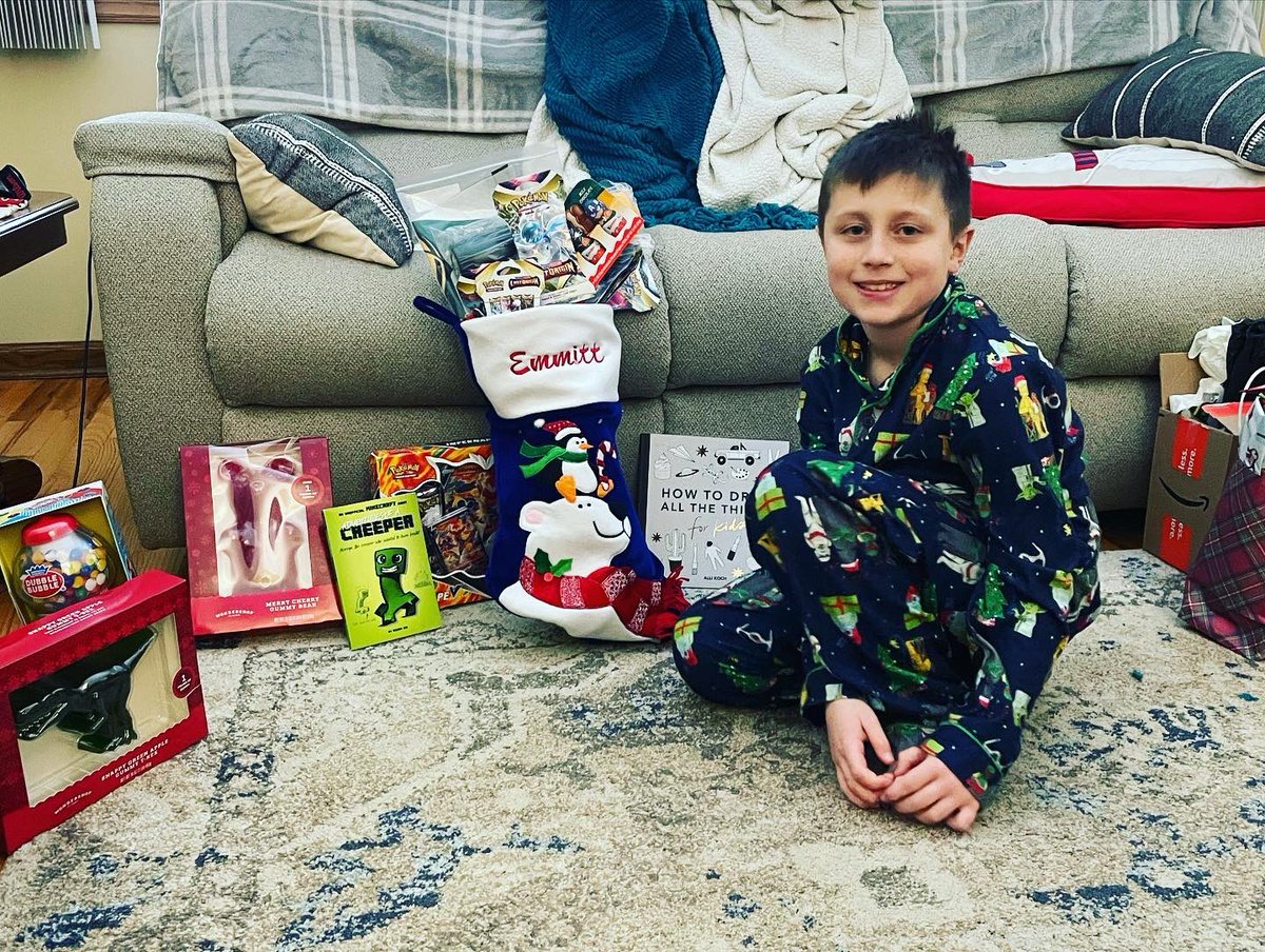 kmazur09's tweet photo. Merry Christmas for the Mazur family ❤️🎁🎄@footballcrdonly https://t.co/k4OR7OHjaP