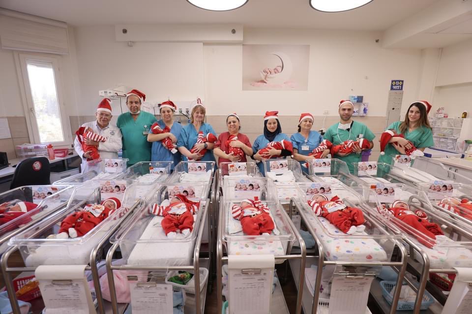 في مستشفى الناصرة الانجليزي في شمال إسرائيل امست فرحة عيد الميلاد  مضاعفة مع المواليد