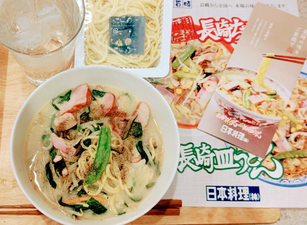 さんの冷凍ちゃんぽんと皿うどんをお歳暮にたくさんいただきました🍜 むっちゃ美味しいです！ 具もたくさん入っててお鍋で煮るだけの簡単ちゃんぽんでした！ 私はニラともやしとタコ、ベーコンを加えてみました🍜 ありがとうございます♡ 無添加なのも嬉しい♡