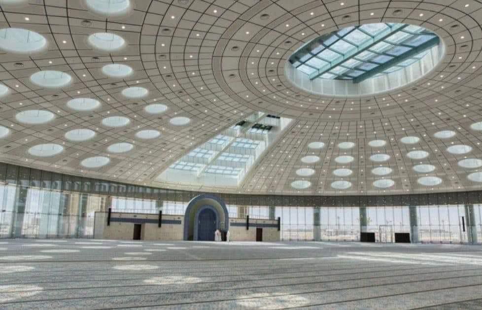 مسجد "جامعة تبوك" بالسعودية  🇸🇦
بدون أعمدة  بتأسيس فريد من نوعه لأول مرة في السعودية

كان الشيخ المحدث الألباني رحمه الله يقول لماذا لا تبنى مساجد بلا سواري في الوسط حتى لا يقطع الصف. 
و ها قد تحقق ذلك و الحمد لله
#التخطيط_السليم ⁦<a href="/aswagalmal/">Amro Zakaria Abdu</a>⁩