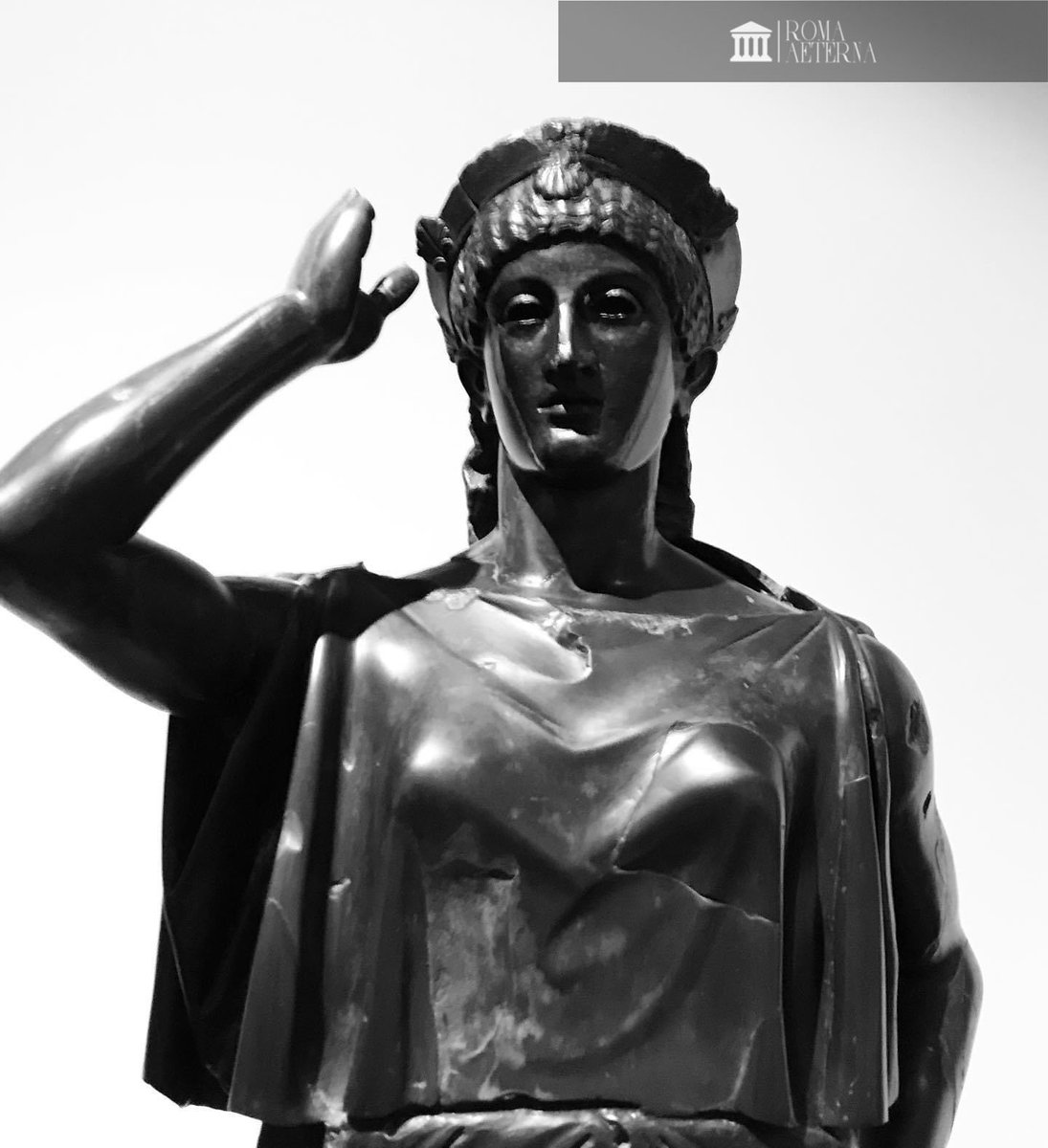ValeriaAugusta8's tweet photo. Sculpture féminine en marbre noir retrouvée dans la zone du temple d’Apollon sur le Palatin et datant de l’époque augustéenne. Elle est conservée dans le musée du #Palatin à #Rome. @ParcoColosseo https://t.co/2M0yVjwdxH