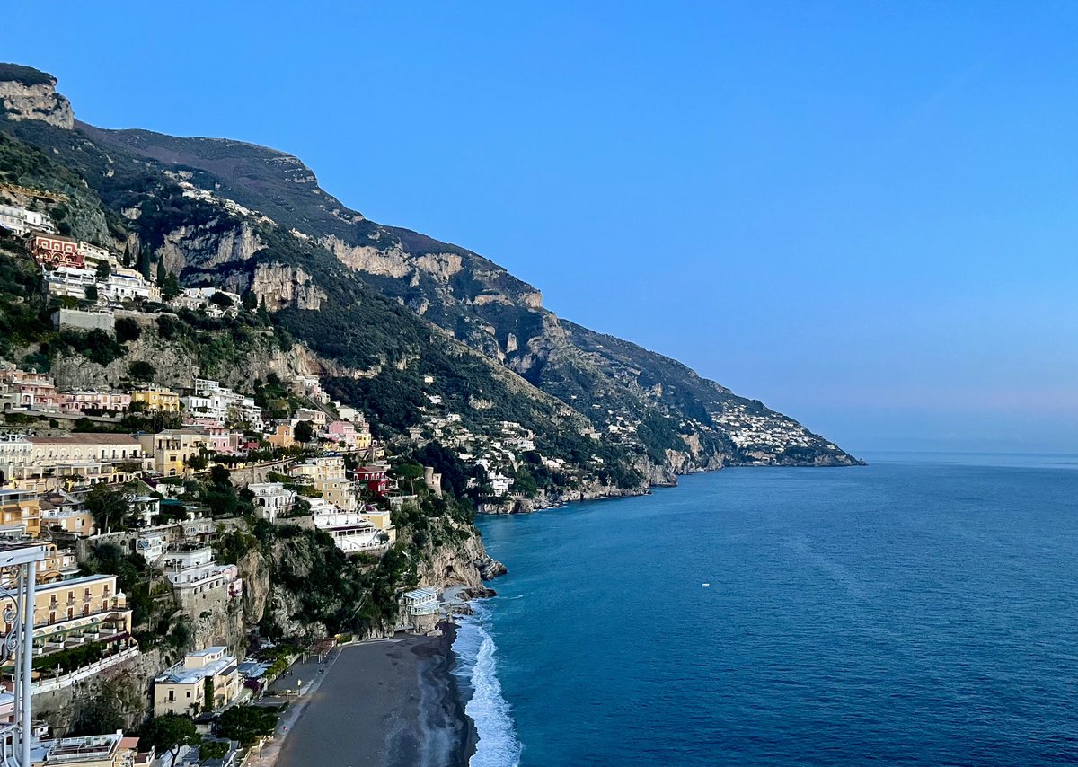 Catching all shades of blue along the Amalfi coast 🤌
