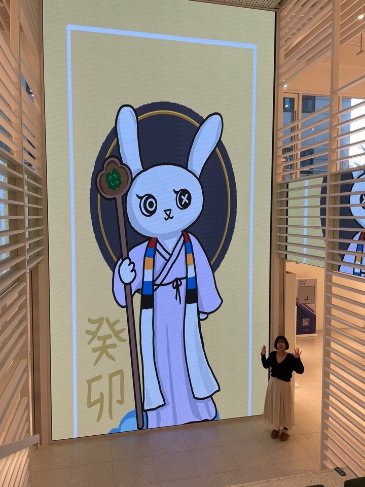 yayoseoul's tweet photo. MBC스마트센터에 YAYO ‘토끼도사’ 가 단독전시중입니다. 
예능 ‘무릎팍도사’의 콜라보 작품으로 고민을 해결해주는 nft로 2023년 1월 출시됩니다. @MINORHEROES 감사해요! 🐰🤍

📍MBC스마트센터 
🖼️ 22.12.26 - 12.28

https://t.co/c0Tz1GthDr

*이벤트는 댓글참고 #rabbitmaster #토끼도사 https://t.co/MTz2qoxWcS