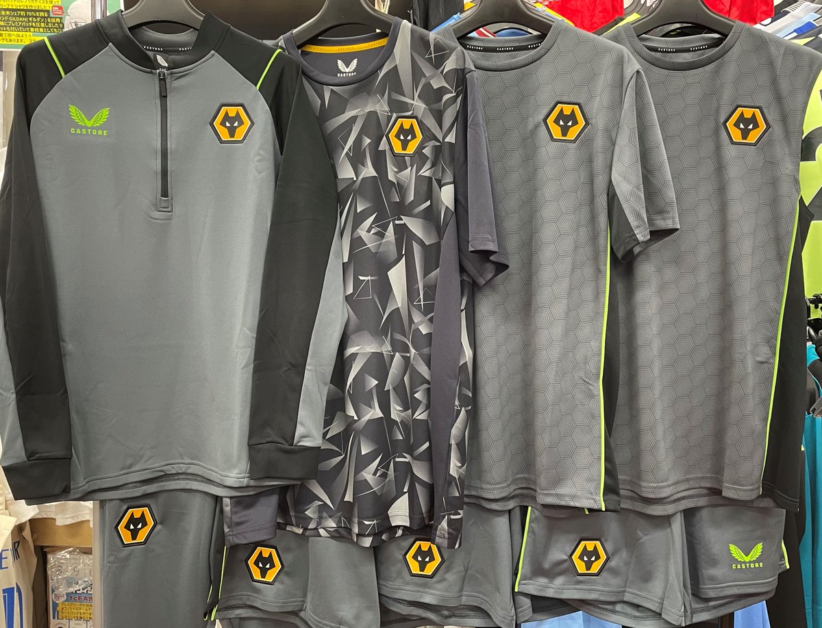 fcFA_JAPAN's tweet image. 🐺#ウルブス ユニフォーム
 22-23 HOME、AWAY、3rd、GK 📢
7⃣ #ネト
8⃣ #ネヴェス
9⃣ #ヒメネス
1⃣1⃣ #ファン・ヒチャン
1⃣2⃣ #クーニャ
等、 ほぼ全選手 #プレミアリーグ ネーム、パッチ➕ #NoRoomforRacism 入れ🆗
#Castore のアパレルも👍
年末年始は実店舗まで🙏
#wolves #ウォルバーハンプトン
