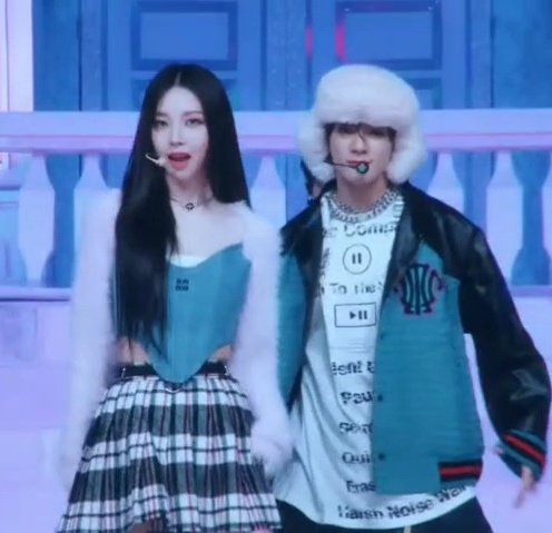 hourlykrn's tweet photo. KARINA AND JENO OH MY GOD https://t.co/kR000ntpN3