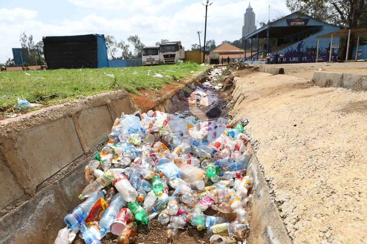 Litter left behind by people during the Christmas festivities near Uhuru Park yesterday. Then we start blaming Sakaja. We need to change our behavior as Kenyans. Just because it's the government's duty to collect garbage doesn't mean people should go dropping garbage carelessly.