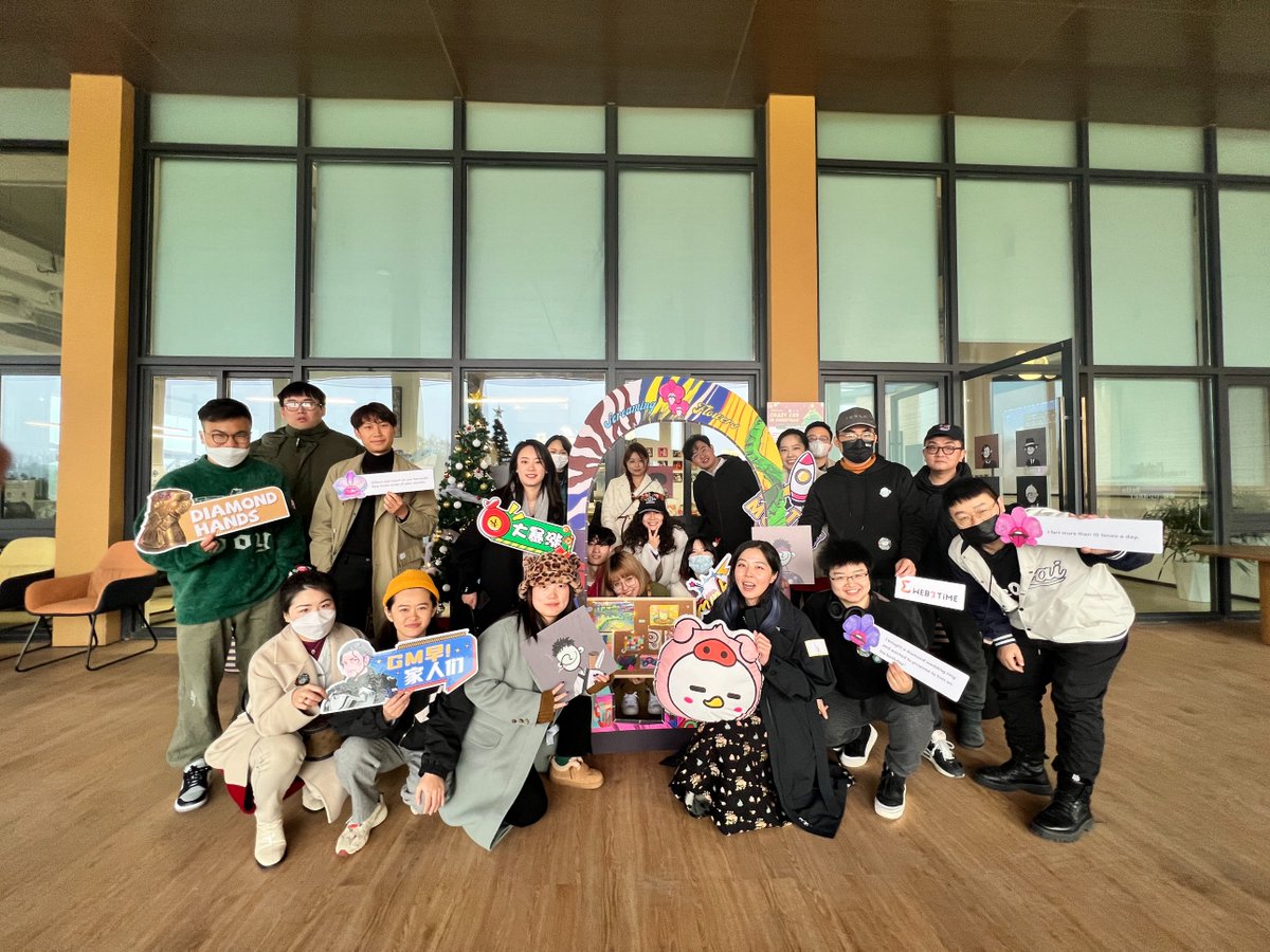 ovthubs01's tweet photo. 🎄🎄Merry Christmas.

🎅🎅Recap #iweb3 party in Chengdu.

Thanks for @screamingFlwOG @jasonforthebest @FashionDucksNFT @3eanStudio #BAYC #punk #azuki #doodles #mfers Holders. 

See you next time 😄😄 https://t.co/PQ4qbJmknQ