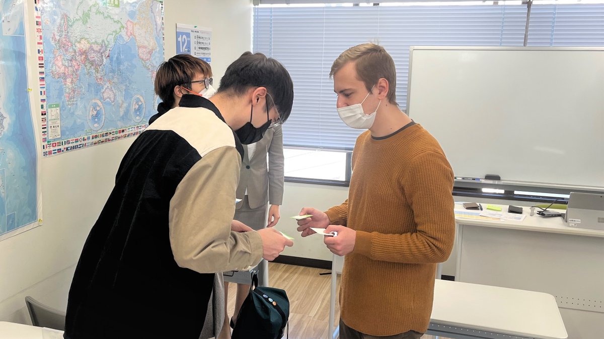 AkamonkaiJLS's tweet photo. 東京スクールオブビジネスの　先生（せんせい）が　赤門会（あかもんかい）で　授業（じゅぎょう）を　して　くれました🎵

学生（がくせい）たちは　お辞儀（じぎ）の　方法（ほうほう）や　名刺（めいし）を���交換（こうかん）する　方法（ほうほう）を　勉強（べんきょう）しました❗ https://t.co/8WMet4M9S4