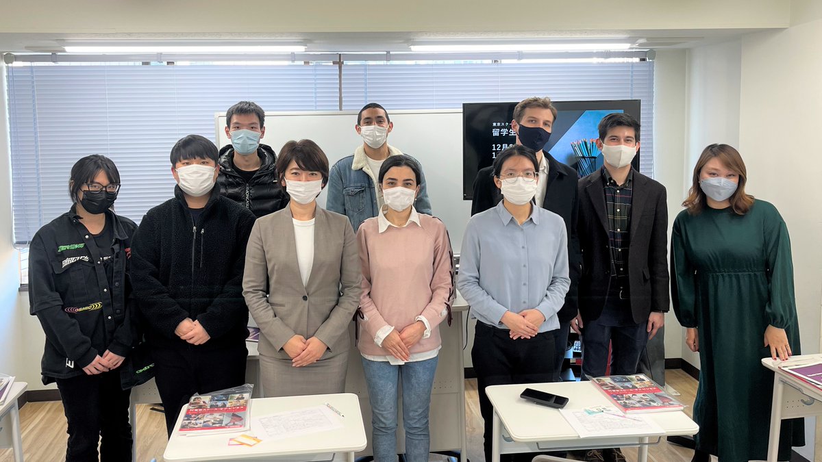 AkamonkaiJLS's tweet photo. 東京スクールオブビジネスの　先生（せんせい）が　赤門会（あかもんかい）で　授業（じゅぎょう）を　して　くれました🎵

学生（がくせい）たちは　お辞儀（じぎ）の　方法（ほうほう）や　名刺（めいし）を���交換（こうかん）する　方法（ほうほう）を　勉強（べんきょう）しました❗ https://t.co/8WMet4M9S4