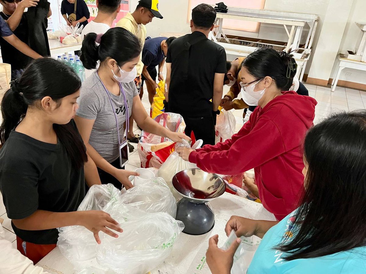 angatbuhay_ph's tweet photo. LOOK: Nagsimula na ang repacking ng relief goods para sa mga nasalanta ng pagbaha at pag-ulan sa Misamis Occidental nitong kapaskuhan.

Maraming salamat sa Angat Misamis Occidental Volunteers! Saludo kami sa inyo! 🙌🏼 #AngatBayanihan https://t.co/zYIOxPy33T