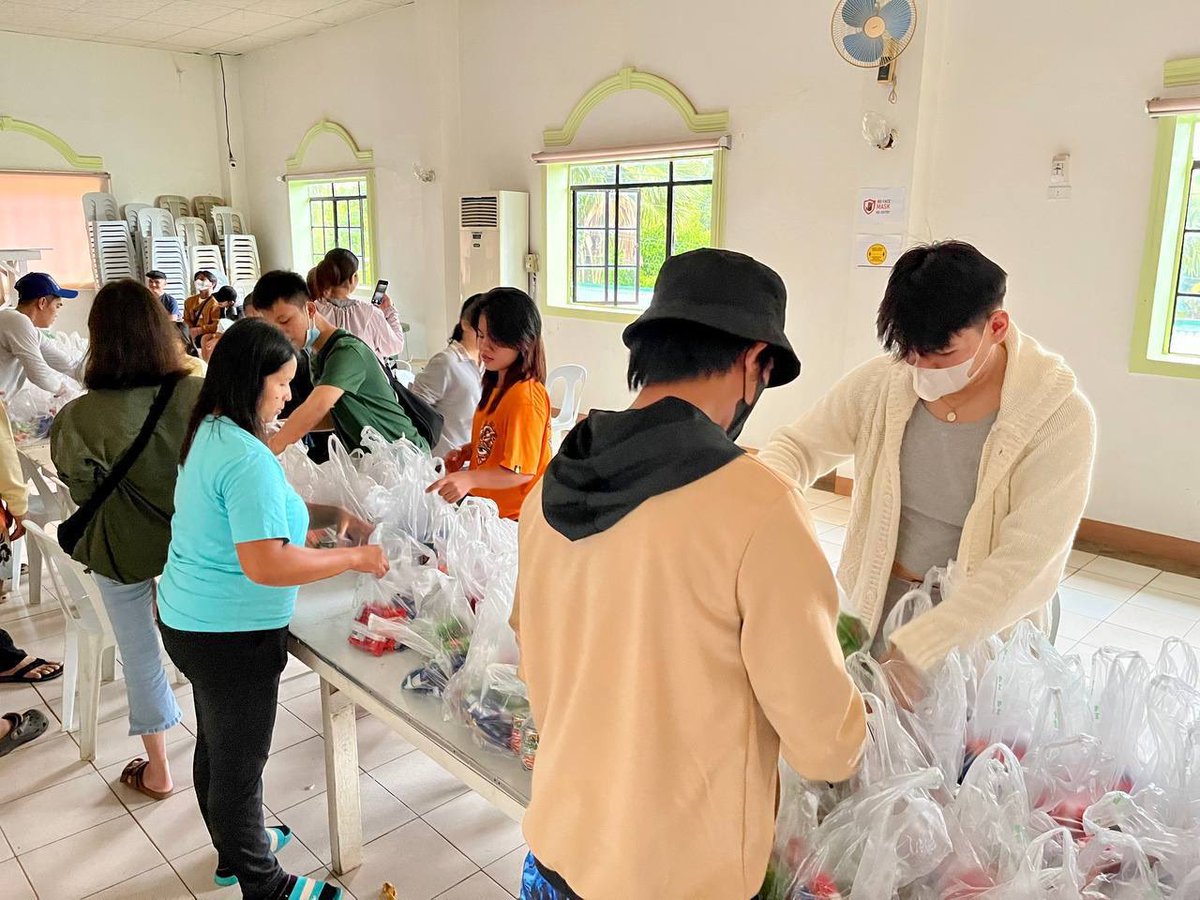 angatbuhay_ph's tweet photo. LOOK: Nagsimula na ang repacking ng relief goods para sa mga nasalanta ng pagbaha at pag-ulan sa Misamis Occidental nitong kapaskuhan.

Maraming salamat sa Angat Misamis Occidental Volunteers! Saludo kami sa inyo! 🙌🏼 #AngatBayanihan https://t.co/zYIOxPy33T