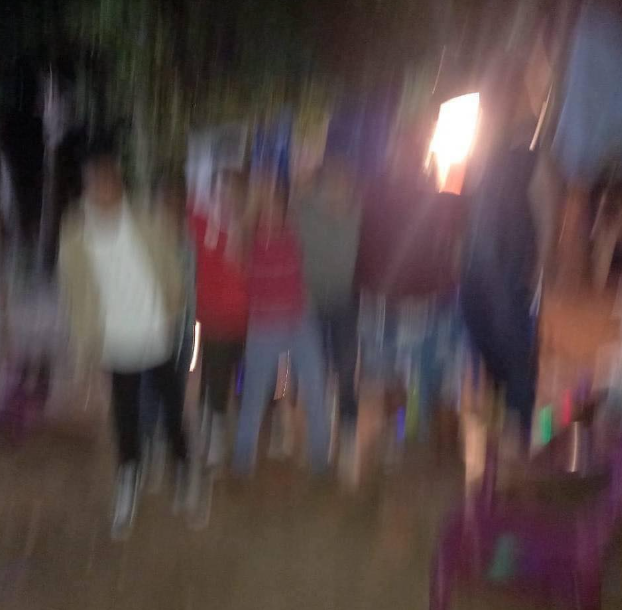 "Pásame la foto que nos sacamos anoche"
La foto: