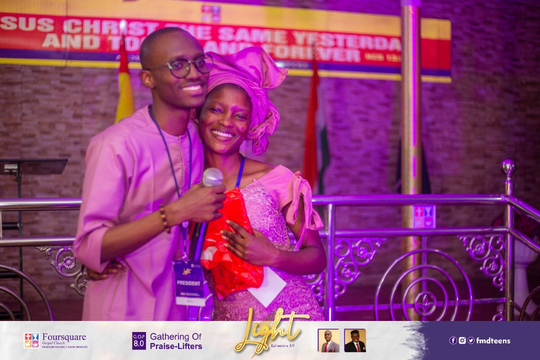 FMDteens's tweet photo. Our President and Vice President handed over🥺🥺

#GOP8.0 #FMDTeens #light #December25th #Christmas #LoudinMorogbo #Braceup #Anticipate #countdown #Redcarpet https://t.co/zXbKnVh4Yt
