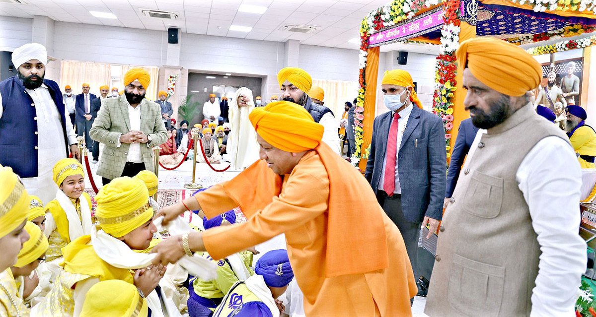 myogiadityanath's tweet photo. 'वीर बाल दिवस' के अवसर पर आज लखनऊ स्थित अपने सरकारी आवास पर गुरु श्री गोबिन्द सिंह जी महाराज के साहिबजादों की पवित्र स्मृति में आयोजित कार्यक्रम में प्रतिभाग करने का परम सौभाग्य प्राप्त हुआ।

इस अवसर पर 'छोटे साहिबजादे' पुस्तक का विमोचन भी हुआ।

साहिबजादों के बलिदान को शत-शत नमन! https://t.co/dMeVtkZDhI