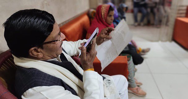 Surenderdiler's tweet photo. आपकी सेवा- आपका सम्मान, कर्तव्य है मेरा! 

जनता दर्शन में आज प्रातः अलीगढ़ आवास/कार्यालय पर पधारी सम्मानित जनता जनार्दन का अभ���वादन कर उनकी समस्याओं को सुना और त्वरित निराकारण के लिए संबंधित विभागों को निर्देशित किया।

#RajveerDiler #JanSamvad https://t.co/qndjoQxUkn