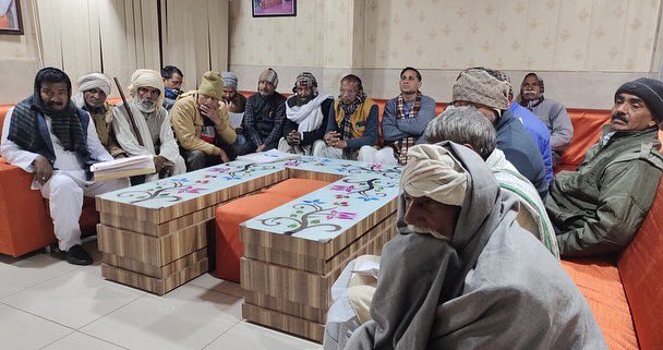 Surenderdiler's tweet photo. आपकी सेवा- आपका सम्मान, कर्तव्य है मेरा! 

जनता दर्शन में आज प्रातः अलीगढ़ आवास/कार्यालय पर पधारी सम्मानित जनता जनार्दन का अभ���वादन कर उनकी समस्याओं को सुना और त्वरित निराकारण के लिए संबंधित विभागों को निर्देशित किया।

#RajveerDiler #JanSamvad https://t.co/qndjoQxUkn