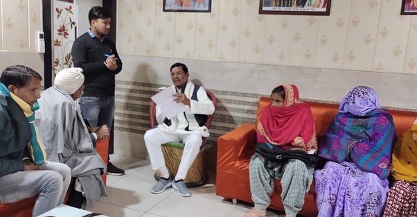 Surenderdiler's tweet photo. आपकी सेवा- आपका सम्मान, कर्तव्य है मेरा! 

जनता दर्शन में आज प्रातः अलीगढ़ आवास/कार्यालय पर पधारी सम्मानित जनता जनार्दन का अभ���वादन कर उनकी समस्याओं को सुना और त्वरित निराकारण के लिए संबंधित विभागों को निर्देशित किया।

#RajveerDiler #JanSamvad https://t.co/qndjoQxUkn